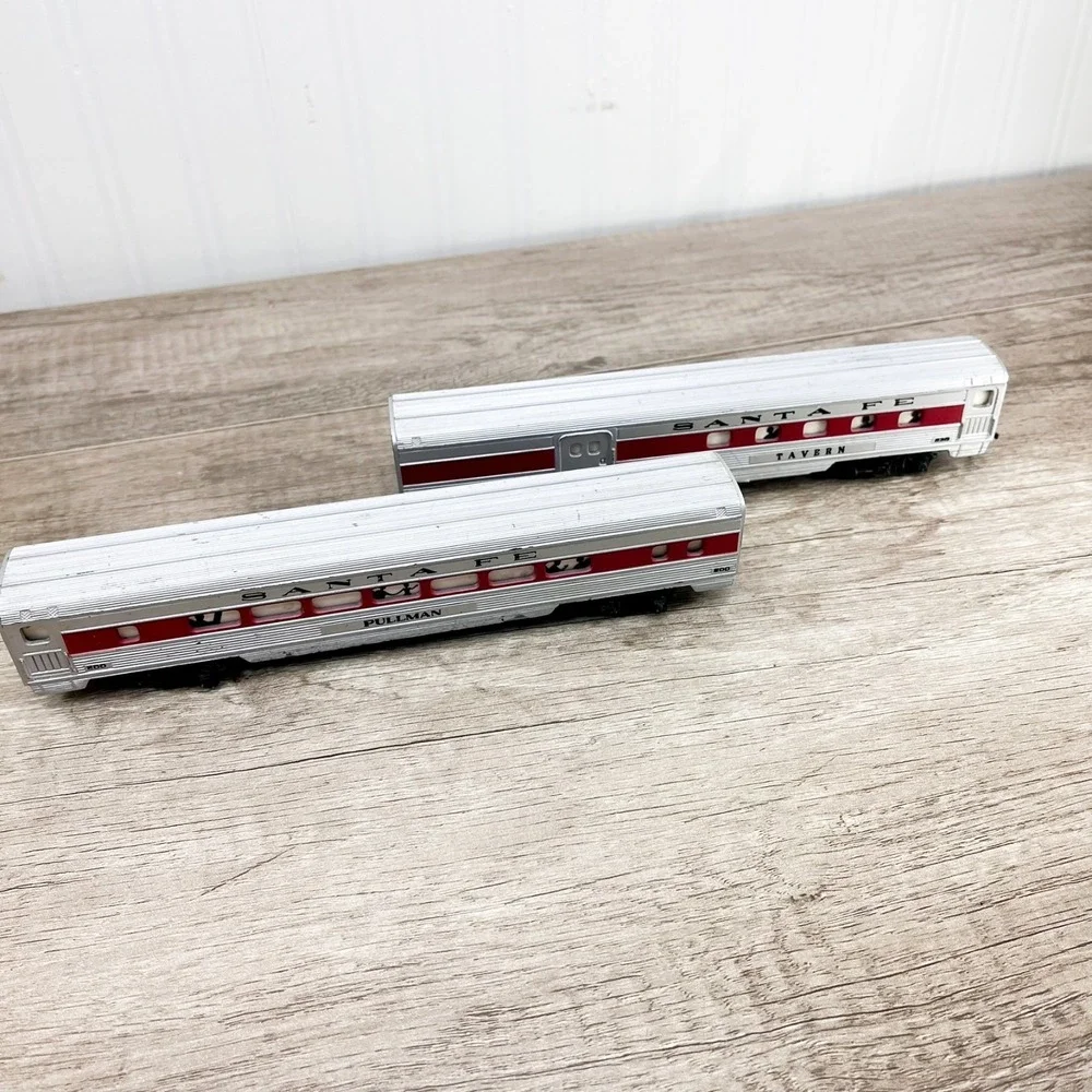 Pair of Tyco HO Gauge Santa Fe Red Stripe Passenger Cars Tavern & Pullman‎